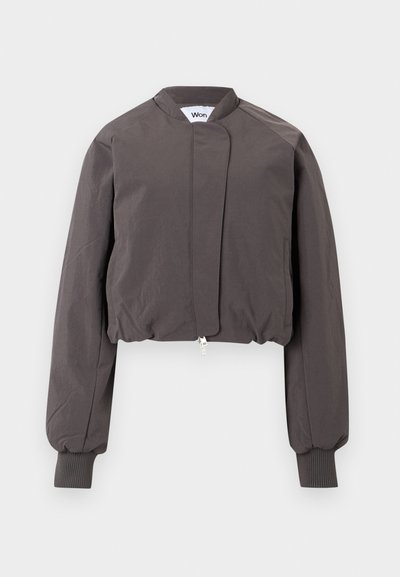 Σκούρο γκρι κοντή ζακέτα bomber με φερμουάρ μπροστά, ψηλό γιακά, μακριά μανίκια, ριμπ μανσέτες και πλαϊνές τσέπες σε απλό φόντο.