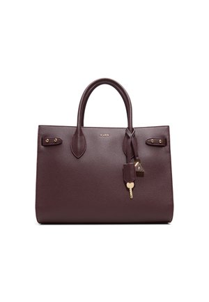 Sac à main en cuir bordeaux avec une finition texturée, deux poignées, des accents en matériel doré, et un petit verrou avec une clé.