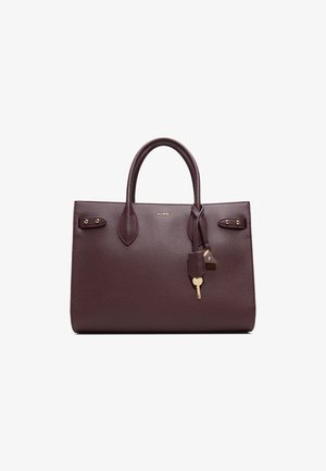 Sac à main en cuir bordeaux avec une finition texturée, deux poignées, des accents en matériel doré, et un petit verrou avec une clé.
