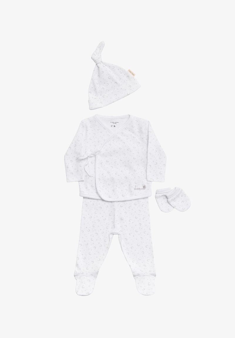 El conjunto de ropa para bebé blanco incluye una camiseta envolvente con lazo, pantalones con pies, un gorro con nudo y manoplas. La tela tiene un sutil estampado de lunas crecientes.