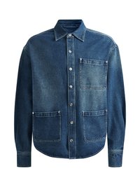 Denimskjorte i middels vasker blå med lange ermer, knappestolpe foran og to frontlommer. Har sølvfargede knappdetaljer.