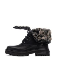 Bota de cuero negro hasta el tobillo con cuello de piel sintética, diseño con cordones y suela rugosa. Presenta ojales de metal y un acabado texturizado.