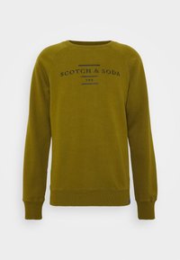 Olivengrøn sweatshirt med rund halsudskæring, ribstrikkede manchetter og kant, med et sort logo print over brystet og en glat tekstur.