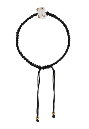 Musta punottu säädettävä narurannekoru, jossa valkoinen papumainen helmi, jossa on neljä kultakoristetta ja kultaiset helmipäät naruissa.