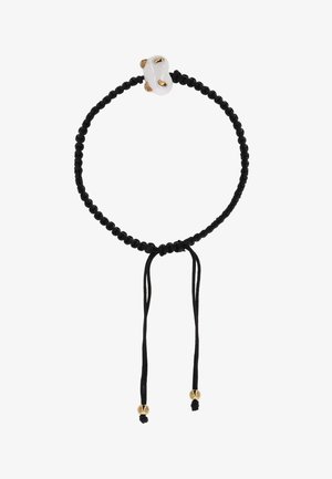 Musta punottu säädettävä narurannekoru, jossa valkoinen papumainen helmi, jossa on neljä kultakoristetta ja kultaiset helmipäät naruissa.