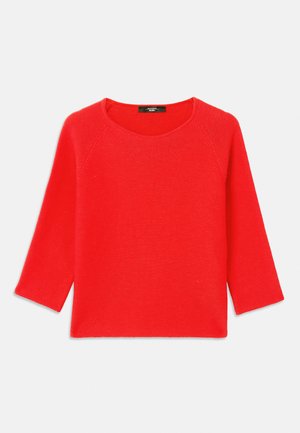 Rød, vævet pullover sweater med trekvart lang raglanærmer og rund halsudskæring. Hårets kant er let cropped med en glat tekstur.