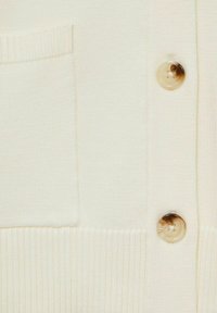 Cardigan lavorato a maglia color crema con fondo a costine, tasca laterale e bottoni trasparenti con un motivo a spirale.