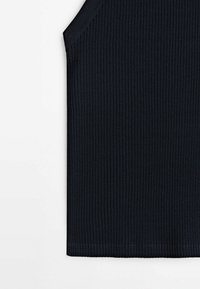 Haut sans manches noir côtelé avec encolure ronde présenté sur fond blanc, mettant en valeur la texture du tissu et les détails de couture.