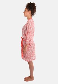 Rood en wit bloemenpatroon kimono-stijl rok met driekwart mouwen en een strik taille, gemaakt van lichtgewicht stof.