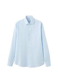 Camisa de manga larga azul claro con botón delantero, que presenta un cuello clásico, sutiles rayas verticales y un dobladillo recto.