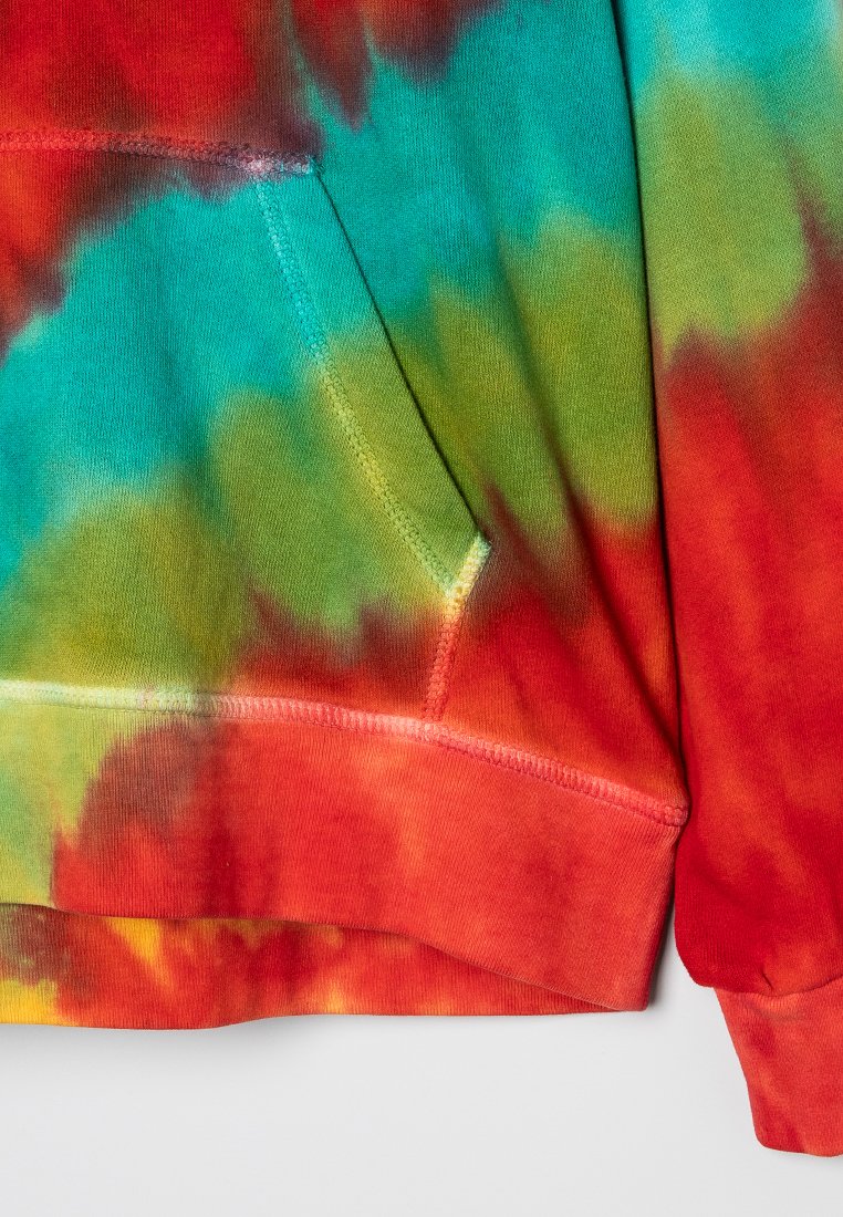 Bunte Batik-Hoodie mit einem Farbverlauf aus Rot, Orange, Grün und Türkis. Weicher Stoff mit einer Fronttasche und sichtbaren Nähten.