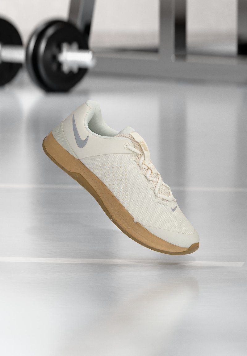 Nike Performance MC TRAINER 4 - Training shoe - phantom/wolf grey/light ...