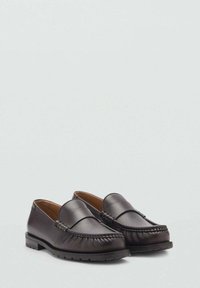 Pantofi loafers din piele maro, cu vârf rotund, prevăzuți cu cusături decorative și un guler căptușit. Talpa plată din cauciuc oferă aderență.