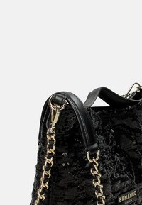 Borsa a mano nera con paillettes e superficie testurizzata, dotata di un manico superiore in pelle nera e una tracolla in catena dorata, con logo "ERMANNO".