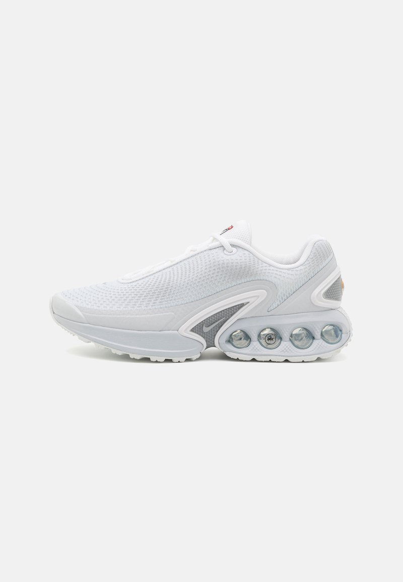 Witte sport schoenen met een mesh bovenkant, een gevoerde zool en doorzichtige accenten. Heeft een slank ontwerp en grijze details aan de zijkanten.