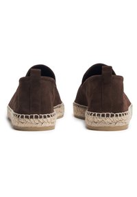 Espadrilles en suède marron avec une semelle en jute naturel, présentant un dos bas et des détails cousus le long du bord.