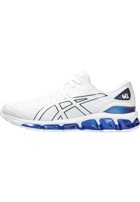 Scarpa sportiva bianca con tomaia texturizzata, linee nere a contrasto e suola con ammortizzazione in gel blu. Presenta un colletto imbottito e un design con lacci.