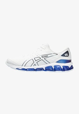 Zapatilla deportiva blanca con parte superior texturizada, líneas de acento negras y suela con amortiguación de gel azul. Presenta un collar acolchado y diseño de cordones.
