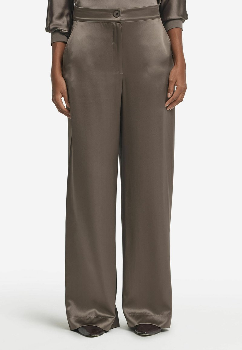 Hög midja, vida byxor i ett slätt, mörkt taupe-satinmaterial. Har en framknäppning och sidofickor.