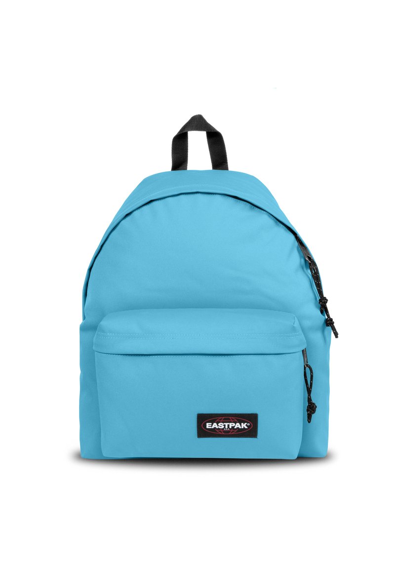 Sac à dos bleu clair en tissu, avec une forme incurvée, une poche frontale zippée, et des bandoulières et des éléments de marque noirs.