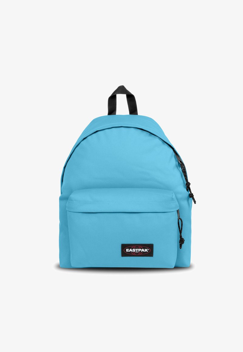 Sac à dos bleu clair en tissu, avec une forme incurvée, une poche frontale zippée, et des bandoulières et des éléments de marque noirs.