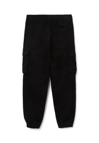 Zwarte cargobroek met een elastische tailleband, twee zijzakken en geribbelde boorden. Beschikt over een patchzak op de achterkant. Gemaakt van duurzaam materiaal.