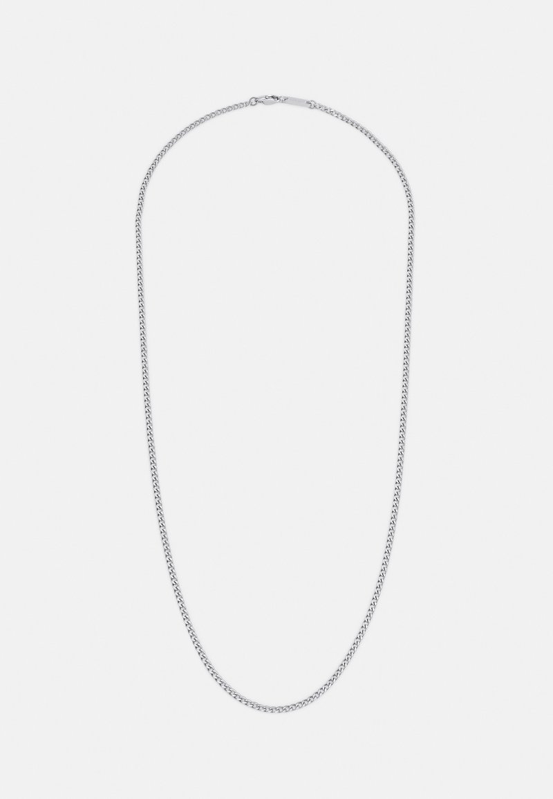 Collier à chaîne gourmette fine couleur argent avec fermeture à mousqueton, présenté sur un fond blanc uni.