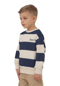 Felpa a maniche lunghe a righe navy e crema con ricamo "Have Fun". Morbido cotone misto, scollo a girocollo e polsi a costine.