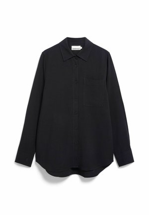 Zwart overhemd met lange mouwen, knoopsluiting, kraag en borstzak, licht gebogen zoom en kleine geborduurde detail op de manchet.