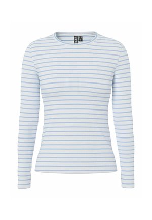 Hvit ribbestrikket langermet skjorte med lyseblå horisontale striper og rund hals, vist på en ensfarget hvit bakgrunn.