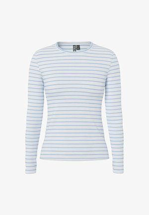 Balta garām piedurknēm ribota krekla ar gaiši zilām horizontālām svītrām un apaļu kakla izgriezumu, attēlots uz vienkrāsaina baltā fona.