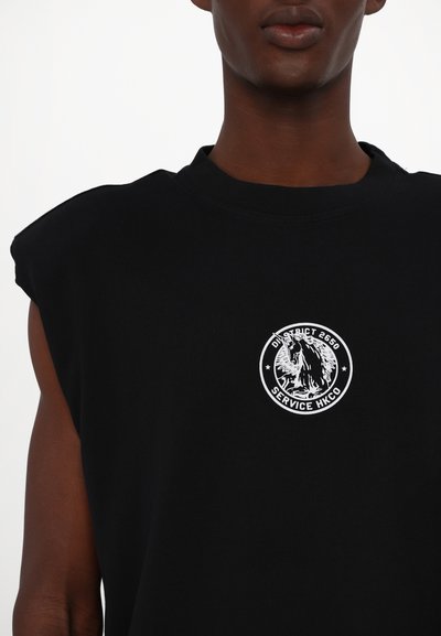 Sweatshirt preto sem mangas em algodão, apresentando um emblema redondo com um gráfico de um cavalo branco e o texto "DISTRICT 2650 SERVICE HKCO."