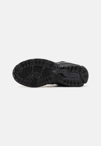 New Balance M2002 UNISEX - Sapatilhas - black