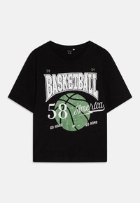 Camiseta negra de manga corta con un gráfico de baloncesto verde, texto blanco "BASKETBALL 58 America", detalles desgastados y escote redondo.