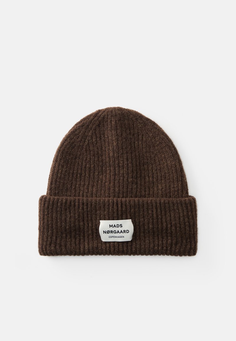 Beanie in lana marrone a maglia con design a coste, dotato di risvolto e un'etichetta bianca con testo nero che riporta il marchio.