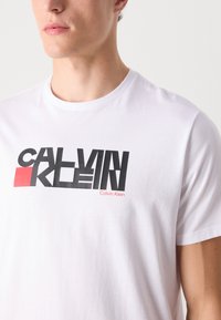 Calvin Klein Jeans REDBOX GRAPHIC TEE - Marškinėliai su spaudiniu - brilliant white