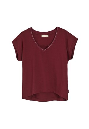 Burgundowa koszulka z krótkim rękawem w serek z lekko zaokrąglonym dołem i kontrastowym przeszyciem wzdłuż dekoltu. Miękka bawełniana tkanina.