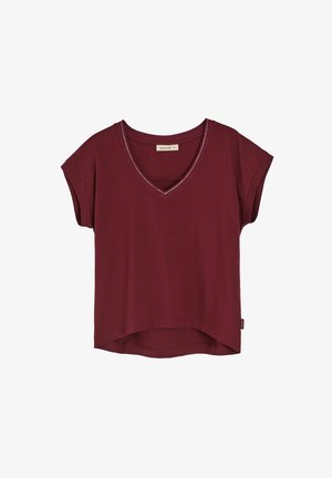 Burgundowa koszulka z krótkim rękawem w serek z lekko zaokrąglonym dołem i kontrastowym przeszyciem wzdłuż dekoltu. Miękka bawełniana tkanina.