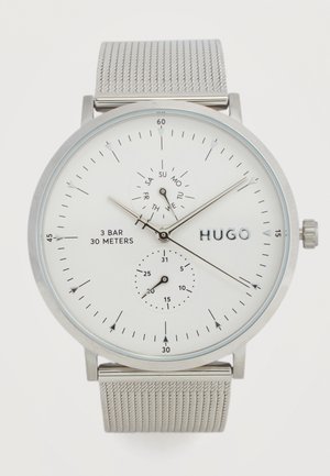 Reloj de pulsera Silver Hugo con esfera blanca, correa de malla, subesferas de día y fecha, resistencia al agua de 3 bar/30 metros y elegantes manecillas de hora, minuto y segundo.
