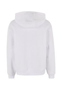 Felpa bianca con cappuccio, maniche lunghe, tasca a marsupio e polsini a costine. Presenta una texture di tessuto morbido e un design semplice.
