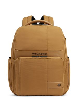 Beige rugzak met meerdere ritsvakken, gevoerde schouderbanden en een handvat aan de bovenkant, met het merklogo op het voorvak.