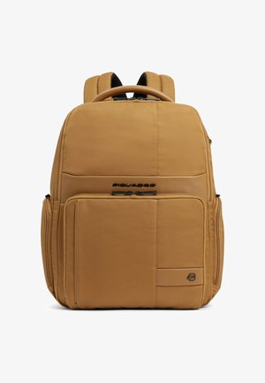 Beige rugzak met meerdere ritsvakken, gevoerde schouderbanden en een handvat aan de bovenkant, met het merklogo op het voorvak.