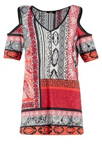 Blusa de estampado rojo y negro con hombros al aire, escote en V y mangas cortas. Presenta diseños de paisley y geométricos en varias secciones.