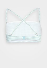 Bralette em padrão gingham azul claro e branco com alças cruzadas e fecho nas costas; apresenta um tecido suave e alças ajustáveis.