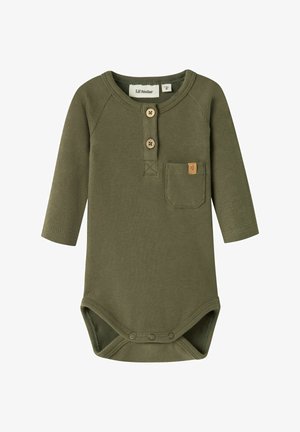 Body de manga larga de color verde oliva con textura acanalada, que presenta tres botones de madera, un bolsillo delantero y cierres a presión en la parte inferior.