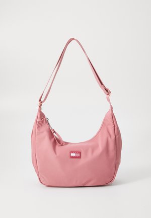 Borsa a spalla in nylon rosa con design curvo, tracolla regolabile e patch rettangolare con logo. Chiusura con zip sulla parte superiore.