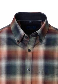 Mannen overhemd met knopen in een ruitpatroon met tinten bruin, groen en blauw, met een comfort fit label en een klassieke kraag.