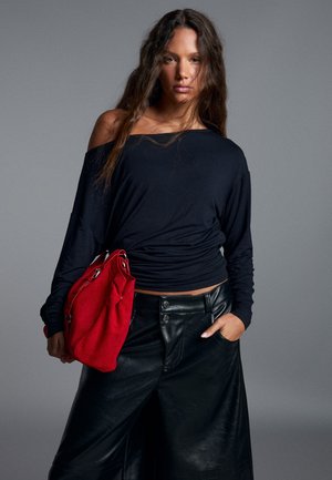 Bershka, ASYMMETRIC NECKLINE LONG SLEEVE - T-SHIRT - T-shirt à manches longues - dark blue