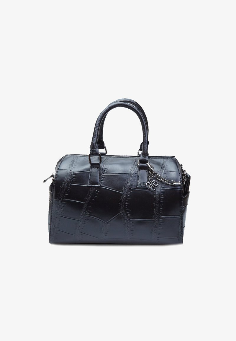 Borsa a mano in pelle nera con una trama a coccodrillo, doppi manici superiori e un accent decorativo a catena removibile. Superficie liscia e forma strutturata.