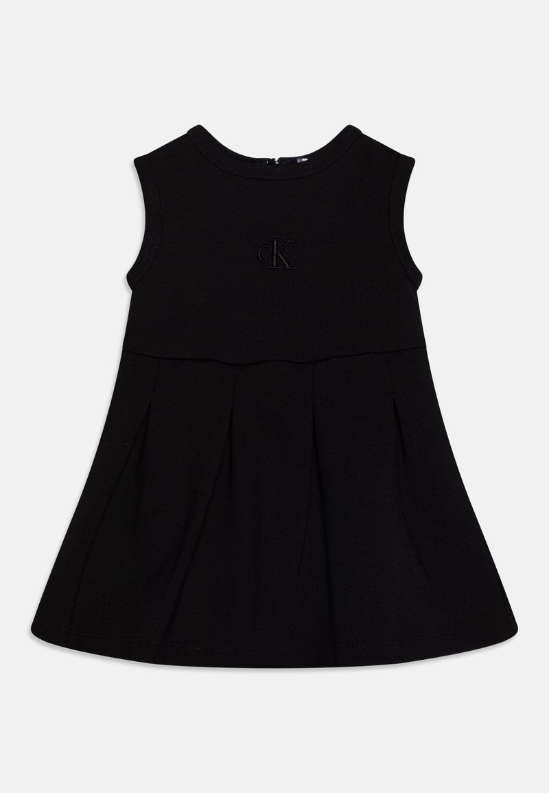 Czarna sukienka bez rękawów z okrągłym dekoltem, plisowanym dołem i subtelnym wyhaftowanym logo na piersi. Wykonana z miękkiego, elastycznego materiału.